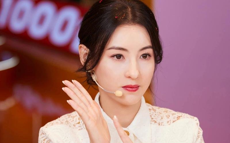 Cô nàng gần như đánh mất tất cả sau vụ bê bối ảnh nóng. Cô nàng gần như đánh mất tất cả sau vụ bê bối ảnh nóng.