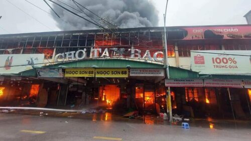 chợ Tam Bạc bùng cháy dữ dội