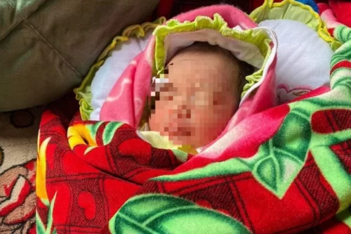Bé gái bị bỏ rơi bên ống cống là con của 1 chỉ huy trưởng
