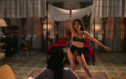 Ngọc Trinh để lộ ngực trần hot trong “Chị Chị Em Em 2”