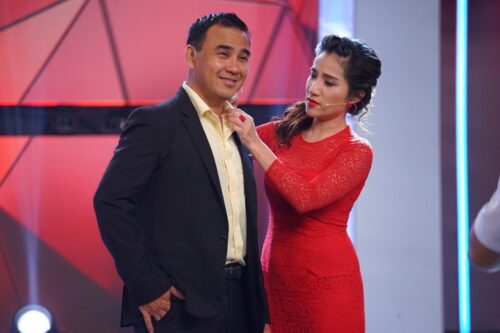 Nữ MC cùng người bạn đồng nghiệp Quyền Linh đứng chung một sân khấu Nữ MC cùng người bạn đồng nghiệp Quyền Linh đứng chung một sân khấu