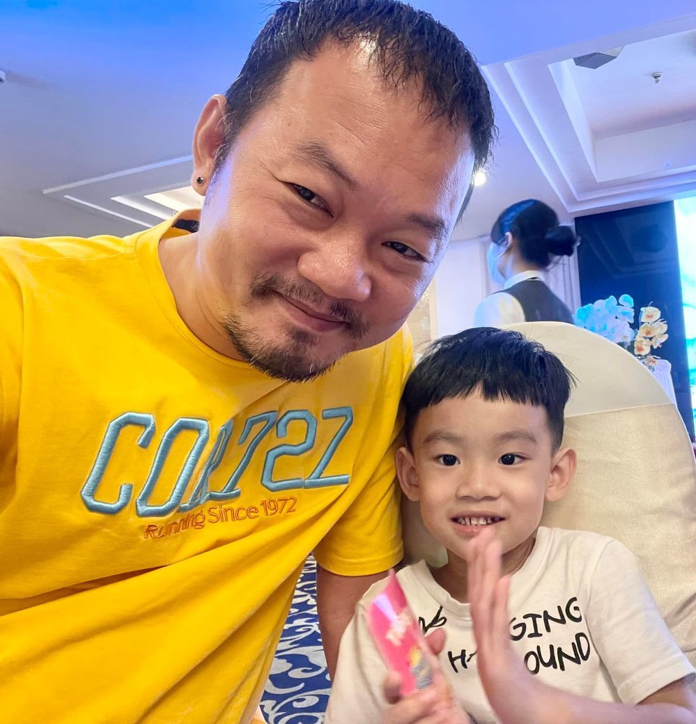 Nam diễn viên hài ngồi cùng cậu con trai nhí nhảnh, đáng yêu Nam diễn viên hài ngồi cùng cậu con trai nhí nhảnh, đáng yêu