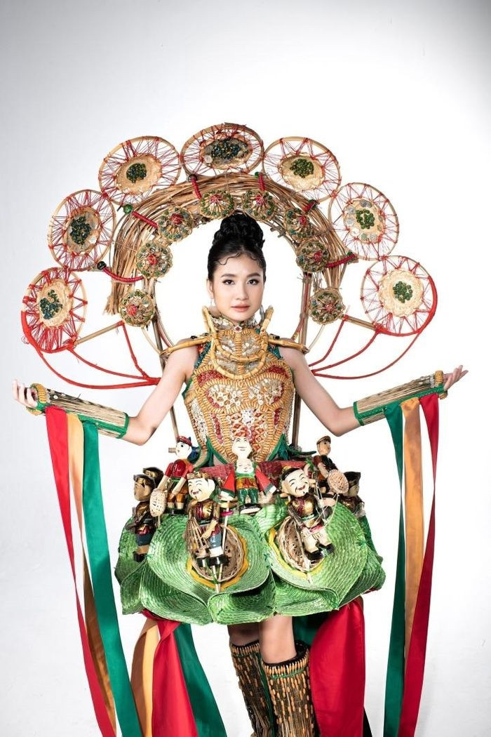 Hoa hậu Nguyễn Thanh Hà mang lên mình bộ trang phục lấy cảm hứng từ múa rối nước Việt Nam Hoa hậu Nguyễn Thanh Hà mang lên mình bộ trang phục lấy cảm hứng từ múa rối nước Việt Nam