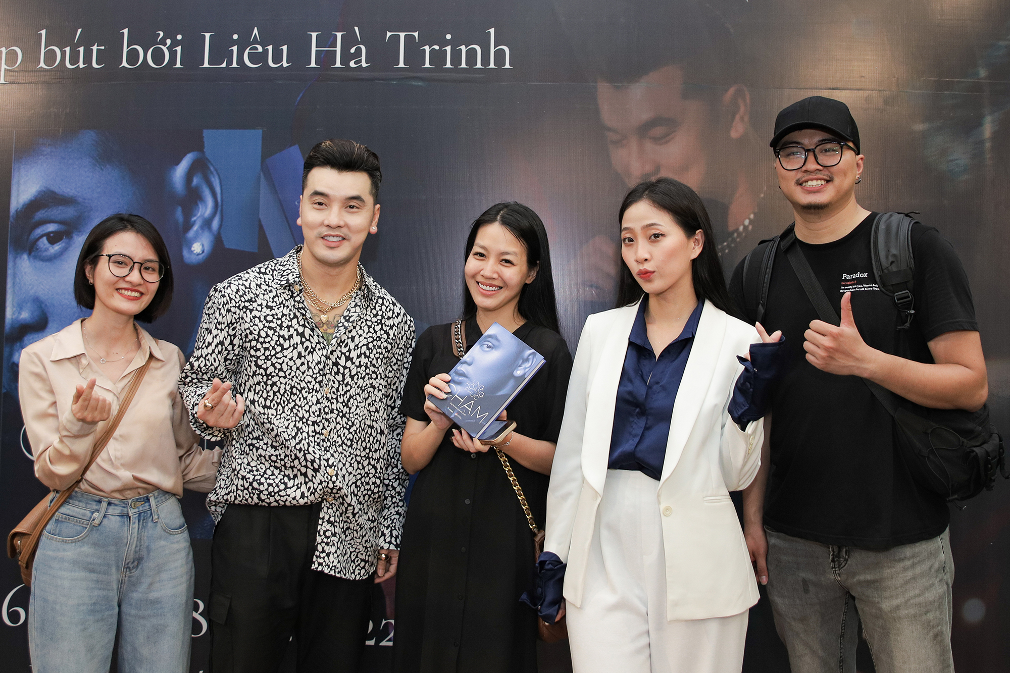 Ưng Hoàng Phúc tại họp báo phát hành sách "Chạm" của mình Ưng Hoàng Phúc tại họp báo phát hành sách "Chạm" của mình