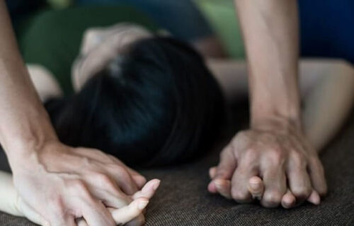 Bé gái 14 tuổi H.M.A. cảm thấy mệt do đã uống quá nhiều rượu nên cô bé đã muốn về nhà Bé gái 14 tuổi H.M.A. cảm thấy mệt do đã uống quá nhiều rượu nên cô bé đã muốn về nhà