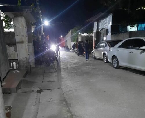 Nhóm trông giữ trẻ tại địa phương nơi mà bố mẹ bé gửi bé ở đây