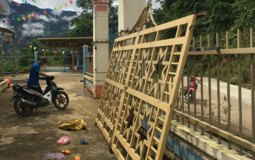 Cháu bé 4 tuổi bị cổng sắt đè xuống người tử vong