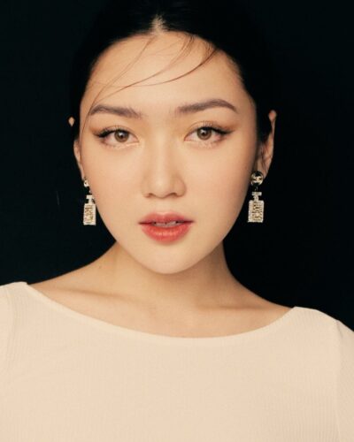 Chloe Nguyễn được biết đến là một Beauty Vlogger đình đám không chỉ ở Việt Nam mà còn trên cả phương diện quốc tế.