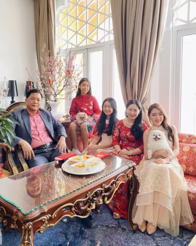 Chloe Nguyễn có xuất thân là ái nữ ''trâm anh thế phiệt''' khi là con gái cưng của vị đại gia Nguyễn Cao Trí