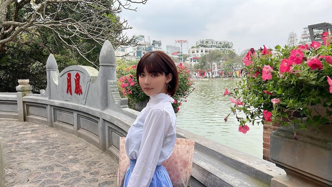 Người đẹp đã diện lên mình bộ váy áo kín cổng cao tưởng Người đẹp đã diện lên mình bộ váy áo kín cổng cao tưởng