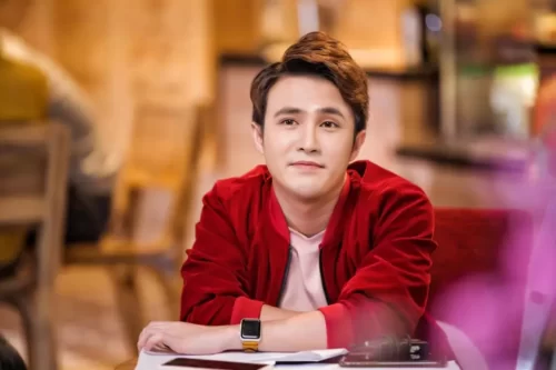 Ít ai có thể ngờ rằng nam diễn viên này lại từng có một thời đi học và làm nghề rất cơ cực để lo cho cuộc sống của mình