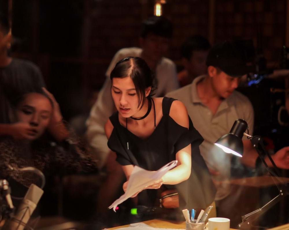 Nữ đạo diễn tới tận phim trường để chỉ đạo Nữ đạo diễn tới tận phim trường để chỉ đạo
