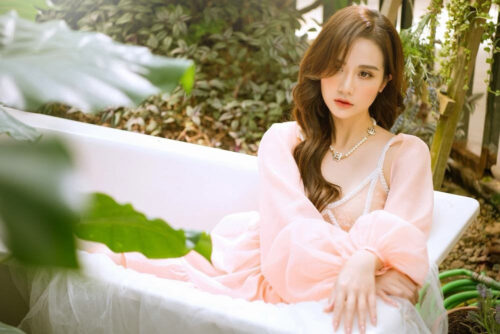 Phan Minh Huyền khoe trọn đường cong quyến rũ và sexy