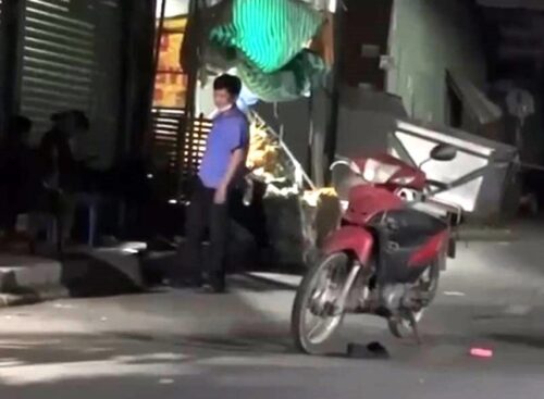 Tạt axit với người bán hàng vì do rằng bạn gái mình đã bị xúc phạm