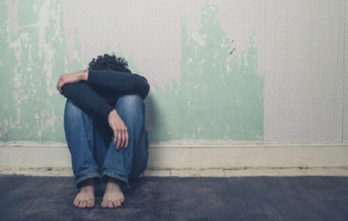 Thanh niên 32 tuổi bị tâm thần và có ảo giác người nhà hãm hại