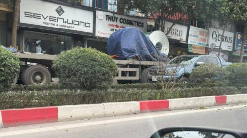 Xe ô tô con bị cuộn thép rơi trúng nát bét